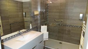 Hotels Logis Hotel des Granges : Chambre Double Supérieure avec Balcon ou Terrasse