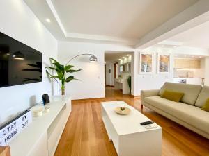 Home Out Luxury Marina Apartment - 2 Bedrooms Sea View