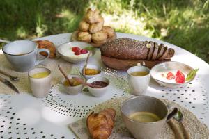 B&B / Chambres d'hotes Chateau de Bois Charmant : Chambre Familiale avec Salle de Bains Privative
