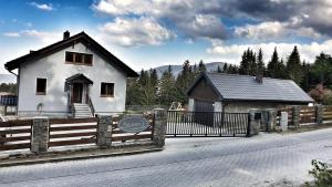 Pokoje Gościnne Pod Lasem