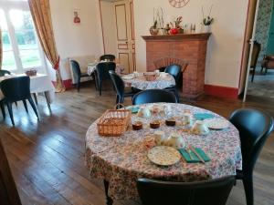 B&B / Chambres d'hotes CHATEAU DE CHAVANNES : Chambre Double ou Lits Jumeaux