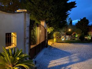Maisons de vacances Mas Beau Soleil & Spa Cottages de Charme avec Jacuzzi&Jardin Prives : Maison de Vacances