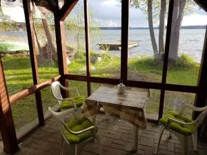 PlanB - przyczepa kempingowa we wsi Pluski nad samym brzegiem jeziora Pluszne - Mniodowko