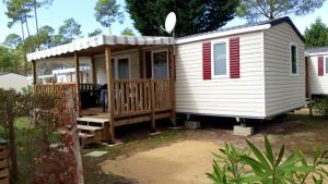 Maisons de vacances Bungalow de 2 chambres avec piscine partagee et jardin amenage a Saint Julien en Born a 5 km de la plage : photos des chambres