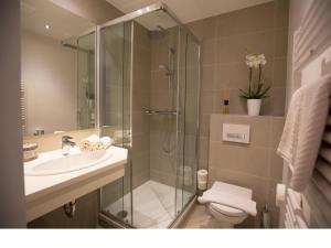 Gästehaus Schusser an der Therme, Frühstück, Doppelzimmer und Ferienwohnung