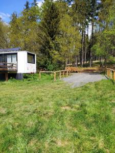 WUDINO - Ubytování v přírodě, se zvířaty v industriálním duchu,