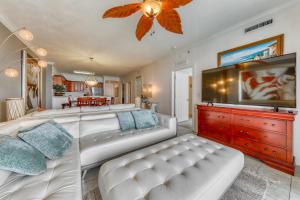 Apartment with Pool View  room in Tropic Winds