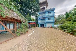 Latitude 17 - Middle Cay