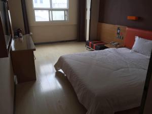 Premium Queen Room room in 7Days Premium Lianyungang Guanyun Nanjing West Road Hesheng Square Branch