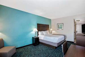 King Room with Bathtub - Mobility/Hearing Accessible - Non-Smoking room in La Quinta by Wyndham PCB Pier Park area
