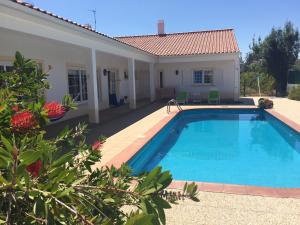 3 bedrooms villa with private pool jacuzzi and wifi at Praia do Ribatejo