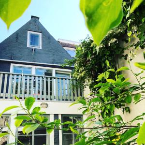 LUXE TOPLOCATIE! Monument hartje centrum Dordrecht, 2 badkamers, 2 keukens, tuintje (10 personen)