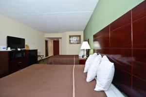 Double Room with Two Double Beds - Mobility Access/Non-Smoking room in Howard Johnson by Wyndham Newark Airport