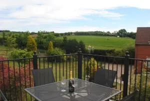 UPSIDE DOWN HOUSE - Sleeps up to 6 Guests - Great for Family and Friends Gatherings,Corporate events ,Near Sherwood Forest at Fairview Farm in Nottingham set in 88 acres - Oxton