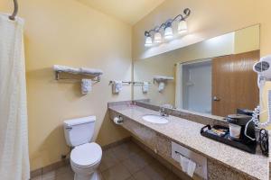 King Room - Non-Smoking room in Econo Lodge Inn & Suites Bridgeport