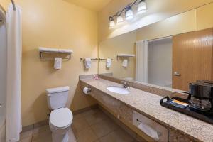 King Suite - Non-Smoking room in Econo Lodge Inn & Suites Bridgeport