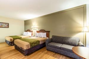 Deluxe Queen Room with Two Queen Beds room in Econo Lodge Lake City North