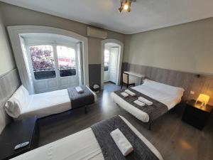 Plaza Dort Rooms IV - 1-звездочные отели в городе Мадрид