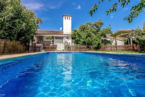 Villa With 5 Bedrooms in Valdecaballeros, With Wonderful Mountain View, Private Pool, Enclosed Garden