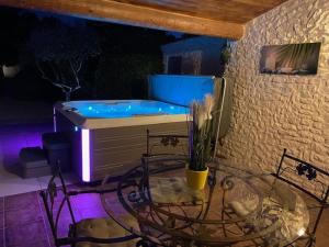 Maisons de vacances Mas Beau Soleil & Spa Gites de Charme avec Jacuzzi Prive : photos des chambres