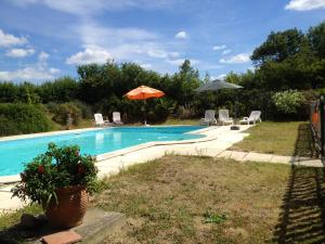 Demeure de 5 chambres avec piscine privee et jardin clos a Cailhau