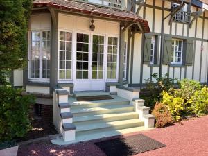 The Old Fenwick House