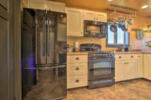 Updated Townhouse with Pergola, Walk to Downtown!