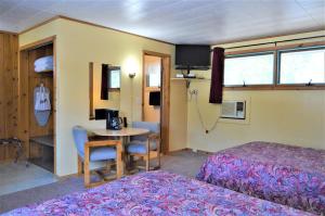 Standard Double Room room in Baileys Sunset Motel