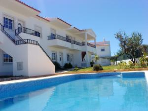 Charming Apartment in Albufeira with Shared Pool
