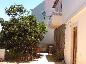 obrázek - 2 bedrooms house with enclosed garden and wifi at Aljezur 8 km away from the beach