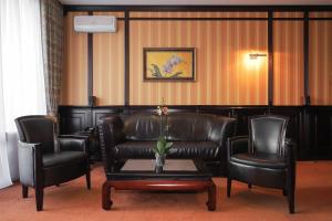 Suite room in Attache Hotel