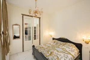 The Golden Gardens - R.Q.C. - Delft