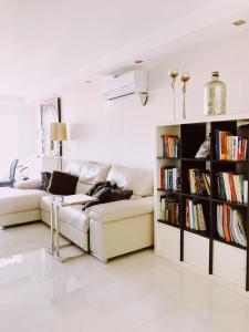 The White Apartment: Luxury, Beach and Design