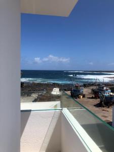 CASA ANCLADA en LA SANTA- 4 Apartamentos frente al mar- 1ª linea solarium