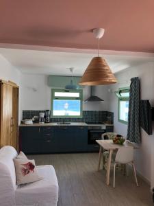 CASA ANCLADA en LA SANTA- 4 Apartamentos frente al mar- 1ª linea solarium