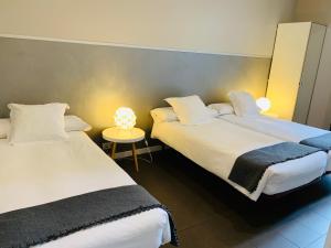 Triple Room with Shared Bathroom room in APTBCN Super Balmes Guest House