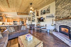 The Bears Den Cabin 8 Mi to Snow Summit!