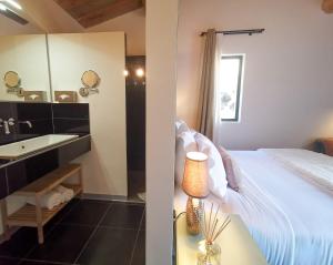 Hotels Hotel Sous les Figuiers : Chambre Double Supérieure