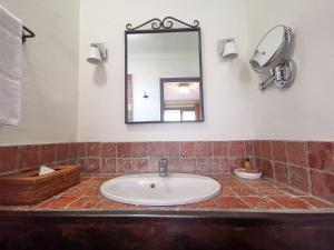 Hotels Hotel Sous les Figuiers : photos des chambres