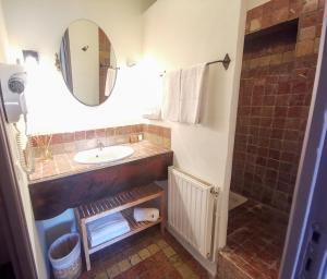 Hotels Hotel Sous les Figuiers : photos des chambres