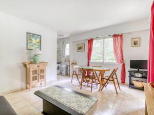 Maisons de vacances Quiet holiday home with swimming pool : photos des chambres