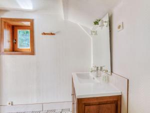Maisons de vacances Quaint Holiday Home in Ferce : photos des chambres