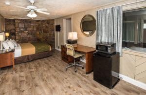 Deluxe Room room in Chalet Inn