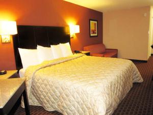 King Room - Disability Access room in Red Carpet Inn and Suites Monmouth Junction