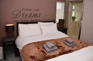 1FG Dreams Unlimited Serviced Accommodation- Staines - Heathrow - West Bedfont