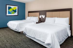 Queen Room with Two Queen Beds room in Holiday Inn Express - Kansas City Downtown an IHG Hotel