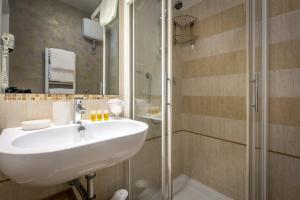 Camera Matrimoniale/Doppia con Letti Singoli con Bagno