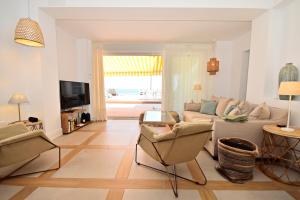 70sqm private terrace in front of the sea & 107sqm brand new apartment