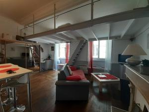 Appartements coquet studio en mezzanine a louer pour 2 personnes maxi residant en FRANCE : photos des chambres