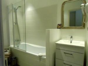 Hotels Hotel De La Providence : photos des chambres